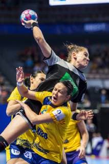 Handball, Frauen: EM, Deutschland Rumänien Vorrunde, Gruppe D, 2. Spieltag in der Brest Arena v. li. im Zweikampf Julia Behnke (Deutschland Metzingen) und Aneta Udristioiu (Rumaenien) Brest Arena Brest Frankreich
