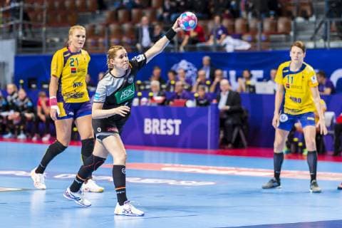 Handball, Frauen: EM, Deutschland Rumänien Vorrunde, Gruppe D, 2. Spieltag in der Brest Arena v.li. Crina-Elena Pintea (Rumaenien), Marlene Zapf (Deutschland Metzingen), Gabriela Perianu (Rumaenien) Brest Arena Brest Frankreich