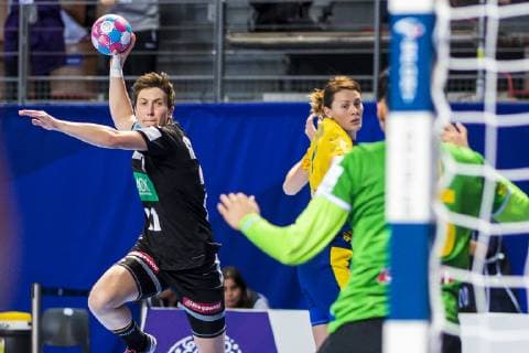 Handball, Frauen: EM, Deutschland Rumänien Vorrunde, Gruppe D, 2. Spieltag in der Brest Arena v.li. Julia Behnke (Deutschland Metzingen), Denisa-Stefania Dedu (Rumaenien) Brest Arena Brest Frankreich