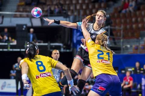 Handball, Frauen: EM, Deutschland Rumänien Vorrunde, Gruppe D, 2. Spieltag in der Brest Arena v.li. Cristina-Georgiana Neagu (Rumaenien), Xenia Smits (Deutschland Metz), Crina-Elena Pintea (Rumaenien) Brest Arena Brest Frankreich
