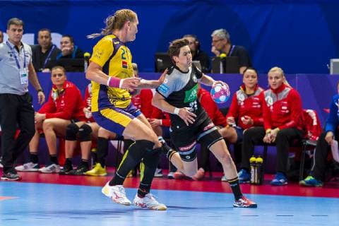 Handball, Frauen: EM, Deutschland Rumänien Vorrunde, Gruppe D, 2. Spieltag in der Brest Arena v.li. Crina-Elena Pintea (Rumaenien), Ina Grossmann (Deutschland Thueringer HC) Brest Arena Brest Frankreich