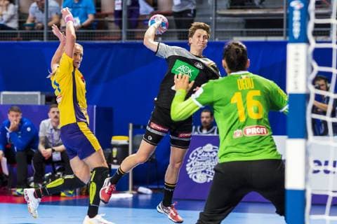 Handball, Frauen: EM, Deutschland Rumänien Vorrunde, Gruppe D, 2. Spieltag in der Brest Arena Crina-Elena Pintea (Rumaenien), Julia Behnke (Deutschland Metzingen), Denisa-Stefania Dedu (Rumaenien) Brest Arena Brest Frankreich