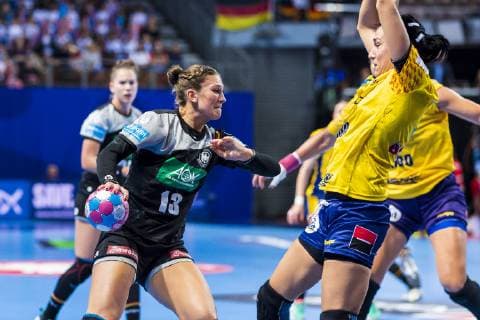 Handball, Frauen: EM, Deutschland Rumänien Vorrunde, Gruppe D, 2. Spieltag in der Brest Arena v.li. Julia Behnke (Deutschland Metzingen), Cristina-Georgiana Neagu (Rumaenien) Brest Arena Brest Frankreich