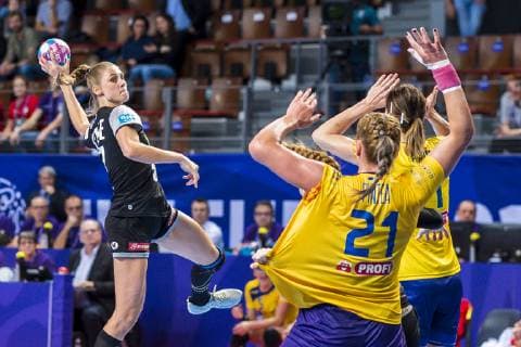 Handball, Frauen: EM, Deutschland Rumänien Vorrunde, Gruppe D, 2. Spieltag in der Brest Arena v.li. Alicia Stolle (Deutschland Thueringer HC), Crina-Elena Pintea (Rumaenien) Brest Arena Brest Frankreich
