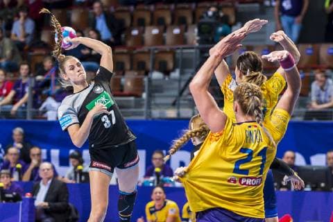 Handball, Frauen: EM, Deutschland Rumänien Vorrunde, Gruppe D, 2. Spieltag in der Brest Arena v.li. Alicia Stolle (Deutschland Thueringer HC), Meike Schmelzer (Deutschland Thueringer HC), Crina-Elena Pintea (Rumaenien) Brest Arena Brest Frankreich