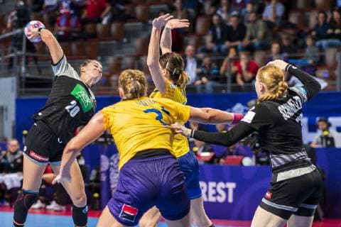 Handball, Frauen: EM, Deutschland Rumänien Vorrunde, Gruppe D, 2. Spieltag in der Brest Arena v.li. Emily Boelk Bölk (Deutschland Thueringer HC), Crina-Elena Pintea (Rumaenien), Meike Schmelzer (Deutschland Thueringer HC) Brest Arena Brest Frankreich
