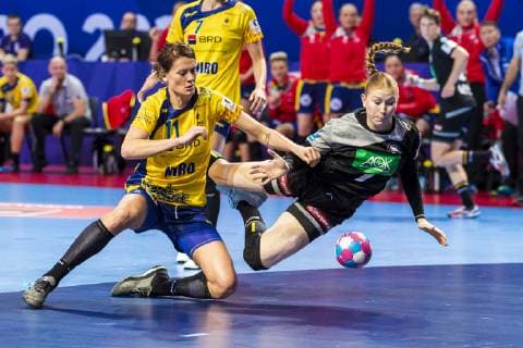 Handball, Frauen: EM, Deutschland Rumänien Vorrunde, Gruppe D, 2. Spieltag in der Brest Arena v.li. Gabriela Perianu (Rumaenien), Meike Schmelzer (Deutschland Thueringer HC) Brest Arena Brest Frankreich
