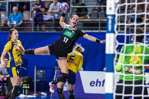 Handball, Frauen: EM, Deutschland Rumänien Vorrunde, Gruppe D, 2. Spieltag in der Brest Arena v.li. Eliza Buceschi (Rumaenien), Xenia Smits (Deutschland Metz), Aneta Udristioiu (Rumaenien), Denisa-Stefania Dedu (Rumaenien) Brest Arena Brest Frankreich