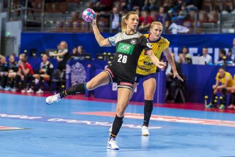 Handball, Frauen: EM, Deutschland Rumänien Vorrunde, Gruppe D, 2. Spieltag in der Brest Arena Angie Geschke (Deutschland Oldenburg) beim 7-Meter Brest Arena Brest Frankreich