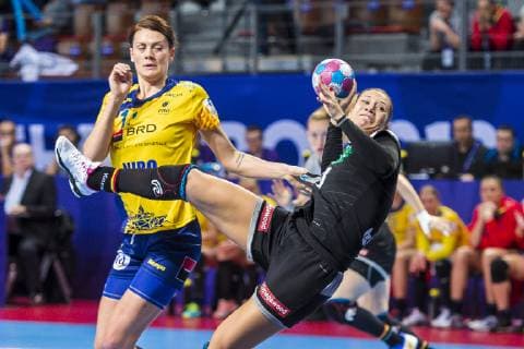 Handball, Frauen: EM, Deutschland Rumänien Vorrunde, Gruppe D, 2. Spieltag in der Brest Arena v.li. Gabriela Perianu (Rumaenien), Julia Behnke (Deutschland Metzingen) Brest Arena Brest Frankreich