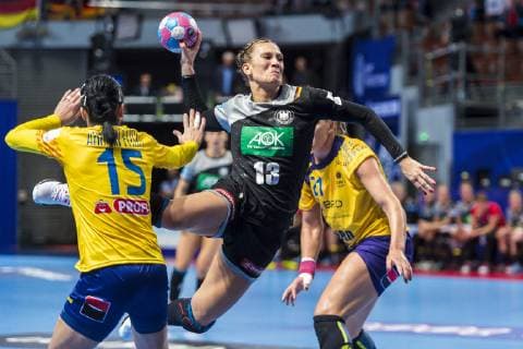 Handball, Frauen: EM, Deutschland Rumänien Vorrunde, Gruppe D, 2. Spieltag in der Brest Arena v.li. Valentinna Ardean-Elisei (Rumaenien), Julia Behnke (Deutschland Metzingen) Brest Arena Brest Frankreich