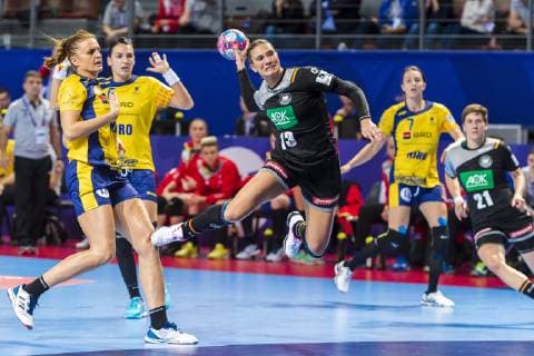 Handball, Frauen: EM, Deutschland Rumänien Vorrunde, Gruppe D, 2. Spieltag in der Brest Arena v.li. Crina-Elena Pintea (Rumaenien), Julia Behnke (Deutschland Metzingen) Brest Arena Brest Frankreich