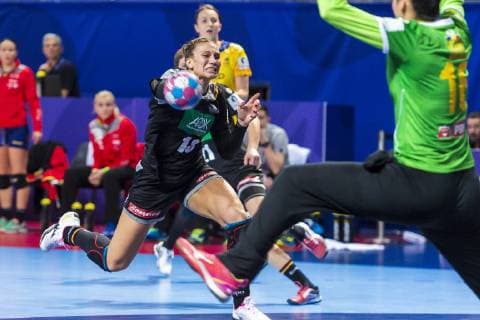 Handball, Frauen: EM, Deutschland Rumänien Vorrunde, Gruppe D, 2. Spieltag in der Brest Arena Julia Behnke (Deutschland Metzingen), Denisa-Stefania Dedu (Rumaenien) Brest Arena Brest Frankreich