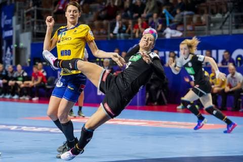 181203 Gabriela Perianu of Romania and Julia Behnke of Germany during the EHF European Women?s Handball Championship match between Germany and Romania on December 3, 2018 in Brest. Photo: Fredrik Varfjell BILDBYRAN kod FV 150171  Copyright: FREDRIKxVARFJELL BB181203FV044