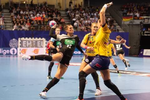 13 Julia Behnke (Deutschland), 8 Cristina Neagu (Rumänien), Deutschland vs. Rumänien, Europameisterschaft, Handball, Frauen, 03.12.2018 Deutschland vs. Rumänien, Europameisterschaft, Handball, Frauen, 03.12.2018 Brest Copyright: xEIBNER Michael_Schmidtx EP_MST
