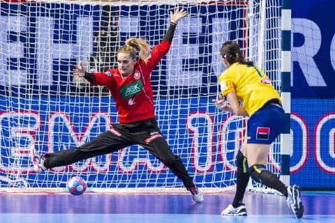 Handball, Frauen: EM, Deutschland Rumänien Vorrunde, Gruppe D, 2. Spieltag in der Brest Arena v.li. Torhueterin Dinah Eckerle (Deutschland SG BBM Bietigheim), Eliza Buceschi (Rumaenien) Brest Arena Brest Frankreich