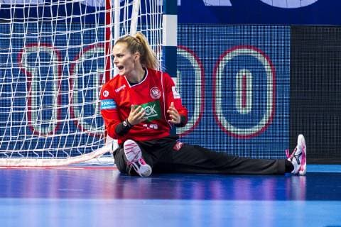 Handball, Frauen: EM, Deutschland Rumänien Vorrunde, Gruppe D, 2. Spieltag in der Brest Arena Torhueterin Dinah Eckerle (Deutschland SG BBM Bietigheim) unzufrieden enttäuscht enttaeuscht niedergeschlagen frustriert, Brest Arena Brest Frankreich