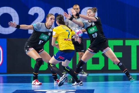 Handball, Frauen: EM, Deutschland Rumänien Vorrunde, Gruppe D, 2. Spieltag in der Brest Arena v.li. Xenia Smits (Deutschland Metz), Eliza Buceschi (Rumaenien), Emily Boelk B?lk (Deutschland Thueringer HC) Brest Arena Brest Frankreich