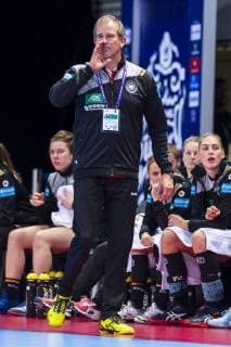 Handball, Frauen: EM, Deutschland Rumänien Vorrunde, Gruppe D, 2. Spieltag in der Brest Arena Trainer Henk Groener (Deutschland) Gestik Geste gestikuliert Brest Arena Brest Frankreich