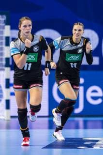 Handball, Frauen: EM, Deutschland Rumänien Vorrunde, Gruppe D, 2. Spieltag in der Brest Arena v.li. Xenia Smits (Deutschland Metz), Julia Behnke (Deutschland Metzingen) Brest Arena Brest Frankreich