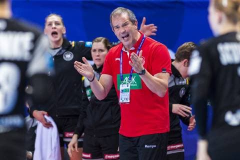 Handball, Frauen: EM, Deutschland Rumänien Vorrunde, Gruppe D, 2. Spieltag in der Brest Arena Trainer Henk Groener (Deutschland) aergerlich ärgerlich, sauer, wütend wuetend. schreit. tobt. Brest Arena Brest Frankreich