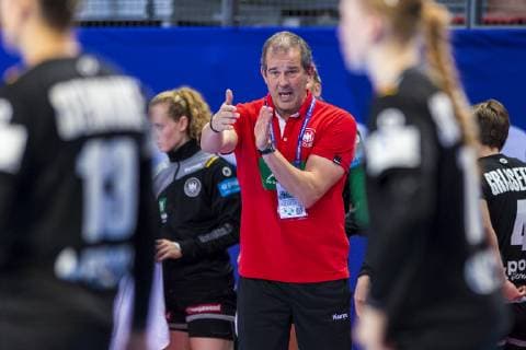 Handball, Frauen: EM, Deutschland Rumänien Vorrunde, Gruppe D, 2. Spieltag in der Brest Arena Trainer Henk Groener (Deutschland), Gestik Geste gestikuliert Brest Arena Brest Frankreich