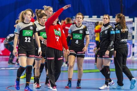 Sport Bilder des Tages Handball, Frauen: EM, Deutschland Rumänien Vorrunde, Gruppe D, 2. Spieltag in der Brest Arena die Mannschaft von Deutschland nach der Niederlage, unzufrieden enttäuscht enttaeuscht niedergeschlagen frustriert, Brest Arena Brest Frankreich