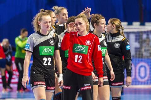 Handball, Frauen: EM, Deutschland Rumänien Vorrunde, Gruppe D, 2. Spieltag in der Brest Arena v.li. Maren Weigel (Deutschland Metzingen), Torhueterin Dinah Eckerle (Deutschland SG BBM Bietigheim), unzufrieden enttäuscht enttaeuscht niedergeschlagen frustriert, Brest Arena Brest Frankreich