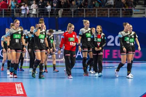Handball, Frauen: EM, Deutschland Rumänien Vorrunde, Gruppe D, 2. Spieltag in der Brest Arena die Mannschaft von Deutschland, unzufrieden enttäuscht enttaeuscht niedergeschlagen frustriert, Brest Arena Brest Frankreich