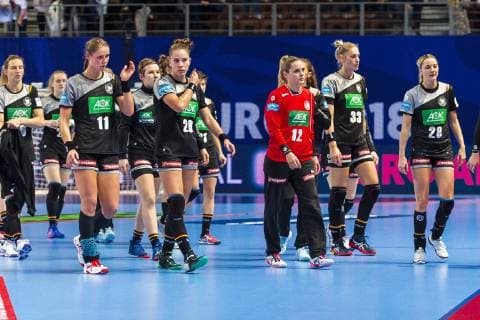 Handball, Frauen: EM, Deutschland Rumänien Vorrunde, Gruppe D, 2. Spieltag in der Brest Arena die Mannschaft von Deutschland, unzufrieden enttäuscht enttaeuscht niedergeschlagen frustriert, Brest Arena Brest Frankreich