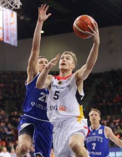 Ludwigsburg , FIBA Basketball World Cup Qualifikationsspiel 2019 , Deutschland vs. Estland , von links: Janari Joesaar ( EST ) Niels Giffey ( Deut )