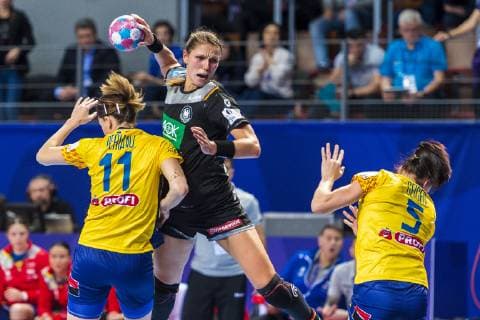 Handball, Frauen: EM, Deutschland Rumänien Vorrunde, Gruppe D, 2. Spieltag in der Brest Arena v.li. Gabriela Perianu (Rumaenien), Xenia Smits (Deutschland Metz), Melinda-Anamaria Geiger (Rumaenien) Brest Arena Brest Frankreich