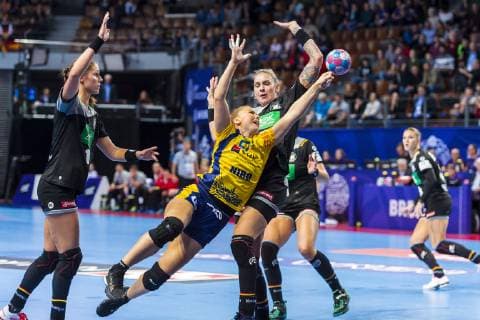Handball, Frauen: EM, Deutschland Rumänien Vorrunde, Gruppe D, 2. Spieltag in der Brest Arena v.li. Xenia Smits (Deutschland Metz), Raluca-Elena Bacaoanu (Rumaenien), Luisa Schulze (Deutschland Bietigheim) Brest Arena Brest Frankreich