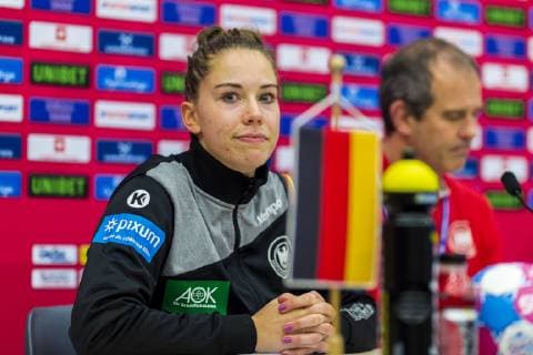 Sport Bilder des Tages Handball, Frauen: EM, Deutschland Rumänien Vorrunde, Gruppe D, 2. Spieltag in der Brest Arena Emily Boelk Bölk (Deutschland Thueringer HC) bei der Pressekonferenz Brest Arena Brest Frankreich