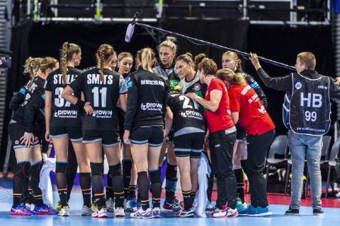 Handball, Frauen: EM, Deutschland Rumänien Vorrunde, Gruppe D, 2. Spieltag in der Brest Arena die Mannschaft von Deutschland in der Auszeit Brest Arena Brest Frankreich
