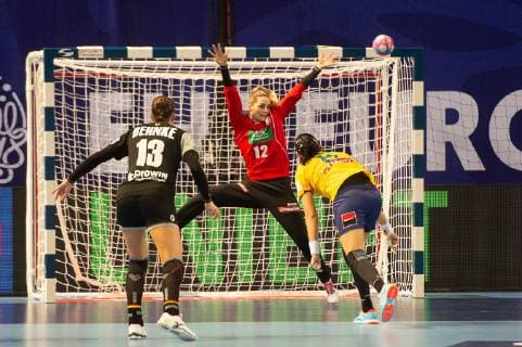 Mitte 12 Dinah Eckerle (Deutschland), 8 Mitte vorn Cristina Neagu (Rumänien), Deutschland vs. Rumänien, Europameisterschaft, Handball, Frauen, 03.12.2018 Deutschland vs. Rumänien, Europameisterschaft, Handball, Frauen, 03.12.2018 Brest Copyright: xEIBNER Michael_Schmidtx EP_MST