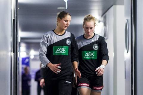 Sport Bilder des Tages Handball, Frauen: EM, Deutschland Rumänien Vorrunde, Gruppe D, 2. Spieltag in der Brest Arena v.li. Xenia Smits (Deutschland Metz), Maren Weigel (Deutschland Metzingen) Brest Arena Brest Frankreich