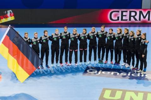 Handball, Frauen: EM, Deutschland Rumänien Vorrunde, Gruppe D, 2. Spieltag in der Brest Arena die Mannschaft von Deutschland bei der Nationalhymne Brest Arena Brest Frankreich