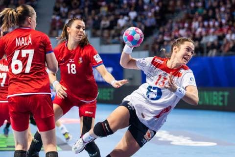 Sport Bilder des Tages 181203 Iveta Luzumova of Czech Republic sees Kari Brattset of Norway shoot during the EHF European Women?s Handball Championship match between Czech Republic and Norway on December 3, 2018 in Brest. Photo: Fredrik Varfjell BILDBYRAN kod FV 150172  Copyright: FREDRIKxVARFJELL BB181203FV076