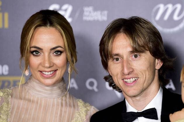 Sport Themen der Woche KW49 Sport Bilder des Tages Fußball, Ballon d Or - Gala in Paris Luka Modric - sa femme Vanja et ses enfants FOOTBALL : arrivees de la Ceremonie du Ballon d Or France Football 2018 - Paris - 03 12 2018 JBAutissier Panoramic 