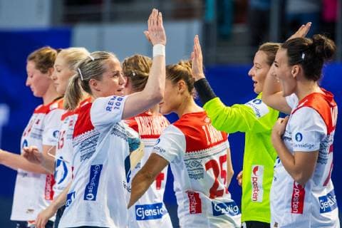 Handball, EM Damen, Norwegen - Tschechien 181203 Heidi Loke of Norway celebrates with team mates after the EHF European Women?s Handball Championship match between Czech Republic and Norway on December 3, 2018 in Brest. Photo: Fredrik Varfjell BILDBYRAN kod FV 150172  Copyright: FREDRIKxVARFJELL BB181203FV105