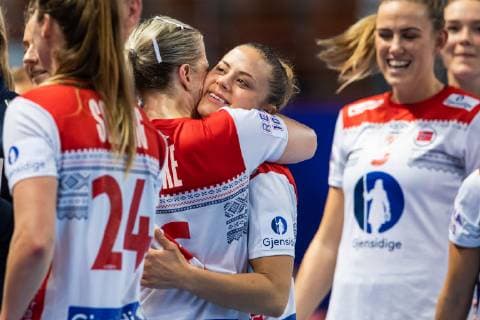 Handball, EM Damen, Norwegen - Tschechien 181203 Heidi Loke and Thea Mork of Norway celebrate after the EHF European Women?s Handball Championship match between Czech Republic and Norway on December 3, 2018 in Brest. Photo: Fredrik Varfjell BILDBYRAN kod FV 150172  Copyright: FREDRIKxVARFJELL BB181203FV113
