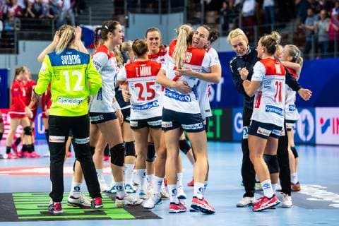 Handball, EM Damen, Norwegen - Tschechien 181203 Henny Ella Reistad and Marta Tomac of Norway celebrate after the EHF European Women?s Handball Championship match between Czech Republic and Norway on December 3, 2018 in Brest. Photo: Fredrik Varfjell BILDBYRAN kod FV 150172  Copyright: FREDRIKxVARFJELL BB181203FV115