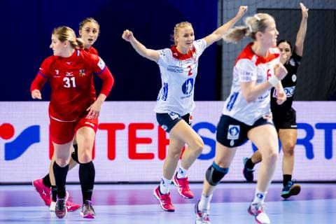181203 Henny Ella Reistad of Norway celebrates during the EHF European Women?s Handball Championship match between Czech Republic and Norway on December 3, 2018 in Brest. Photo: Fredrik Varfjell BILDBYRAN kod FV 150172  Copyright: FREDRIKxVARFJELL BB181203FV118