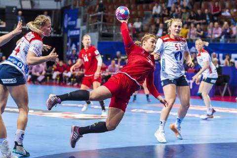 Handball, Frauen: EM, Tschechien vs. Norwegen Vorrunde, Gruppe D, 2. Spieltag in der Brest Arena v.li. Veronica Egebakken Kristiansen (Norwegen), Alena Setelikova (Tschechien), Vilde Mortensen Ingstad (Norwegen) Brest Arena Brest Frankreich