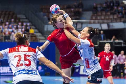 Handball, Frauen: EM, Tschechien vs. Norwegen Vorrunde, Gruppe D, 2. Spieltag in der Brest Arena v. li. im Zweikampf Helena Rysankova (Tschechien) und Henny Ella Reistad (Norwegen) Brest Arena Brest Frankreich