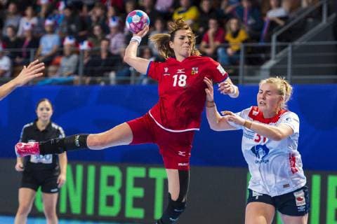 Handball, Frauen: EM, Tschechien vs. Norwegen Vorrunde, Gruppe D, 2. Spieltag in der Brest Arena Iveta Luzumova (Tschechien Thueringer HC), Vilde Mortensen Ingstad (Norwegen) Brest Arena Brest Frankreich