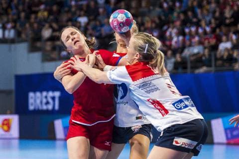 Handball, Frauen: EM, Tschechien vs. Norwegen Vorrunde, Gruppe D, 2. Spieltag in der Brest Arena v. li. im Zweikampf Helena Rysankova (Tschechien) und Henny Ella Reistad (Norwegen), Heidi Loke (Norwegen) Brest Arena Brest Frankreich