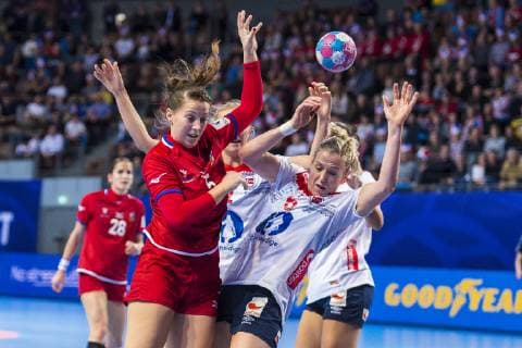 Handball, Frauen: EM, Tschechien vs. Norwegen Vorrunde, Gruppe D, 2. Spieltag in der Brest Arena v.li. Sara Kovarova (Tschechien), Heidi Loke (Norwegen) Brest Arena Brest Frankreich