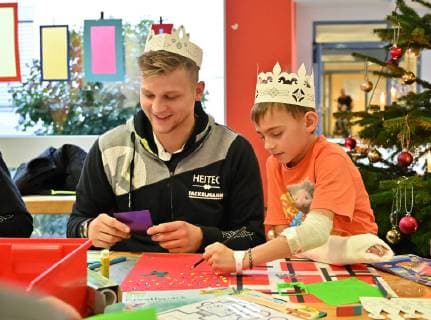 04.12.2018 - Handball - 1. Bundesliga - Saison 2018 2019 - HC Erlangen HCE - Bastelstunde in Kinderklinik Erlangen - HMI - Michael Haßferter Hassferter (26, HC Erlangen HCE ) bastelt mit Florian